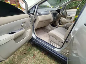 Nissan Tiida 1.5L 16V 2010 Gold