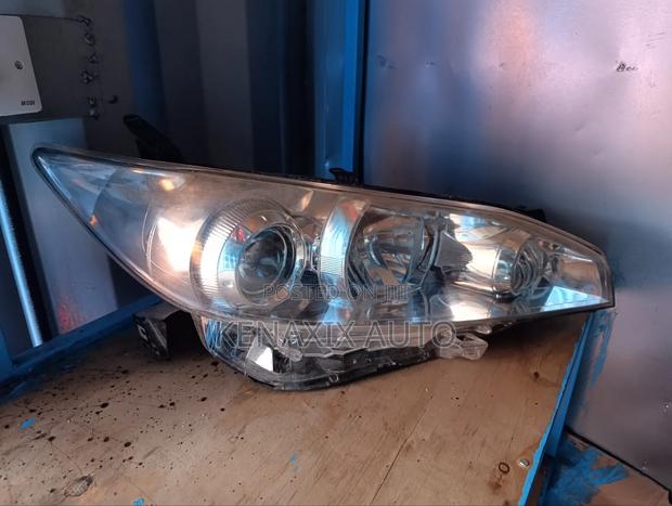 Wish 2010-2015 Non-Xenon Headlight