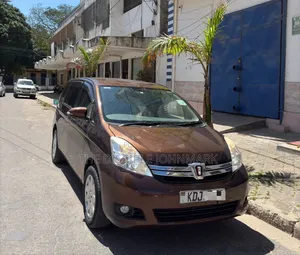 Toyota ISIS 2015 Brown
