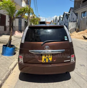 Toyota ISIS 2015 Brown