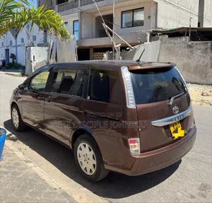 Toyota ISIS 2015 Brown