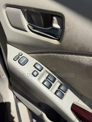 Toyota ISIS 2015 Brown