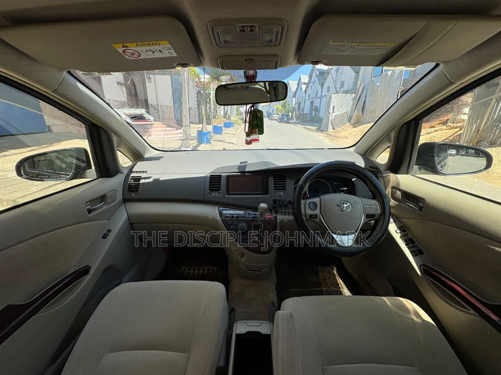 Toyota ISIS 2015 Brown
