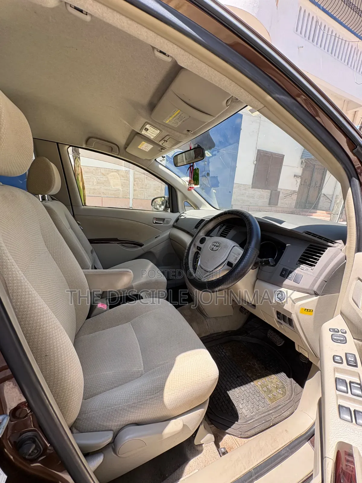 Toyota ISIS 2015 Brown