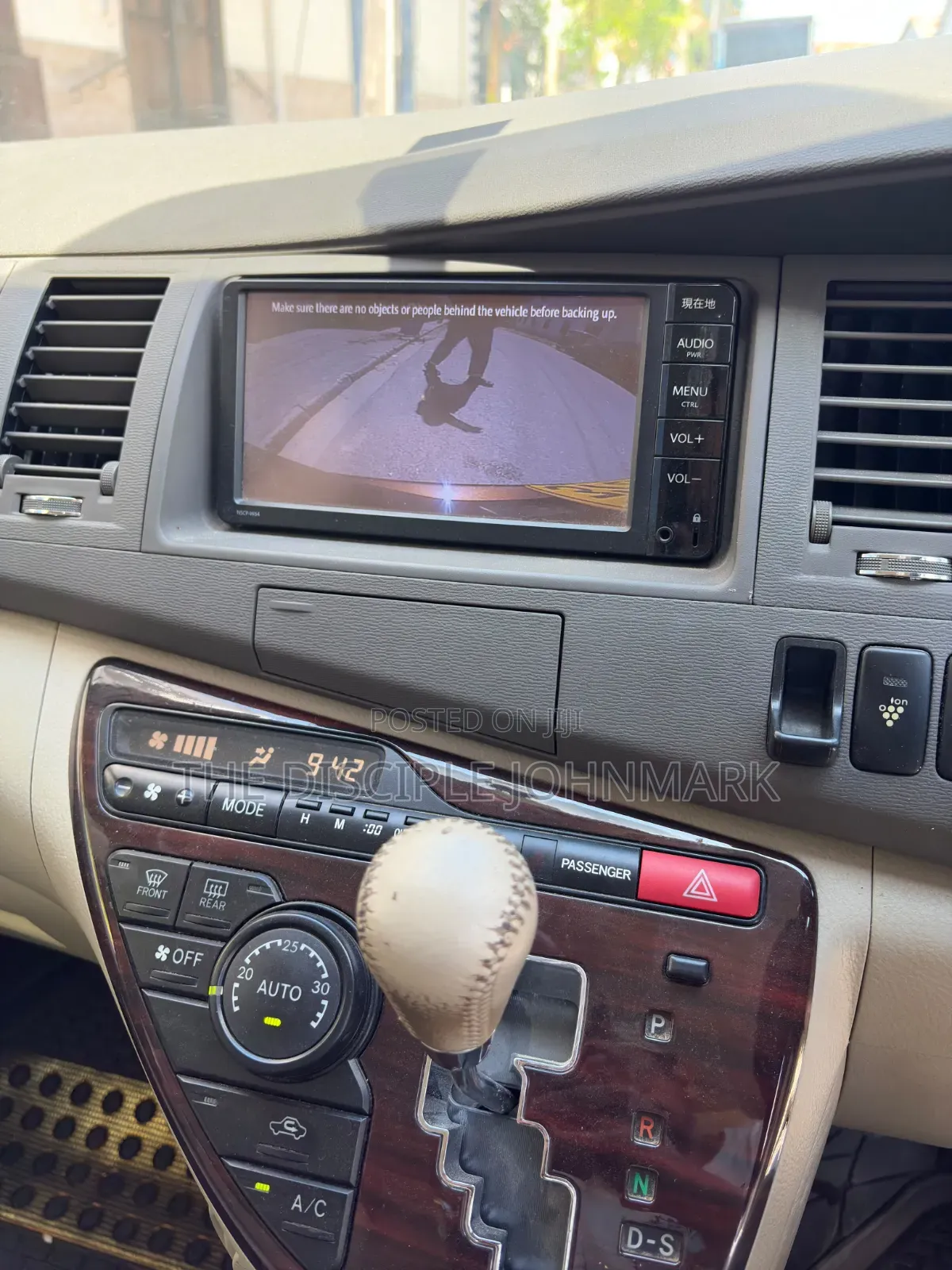 Toyota ISIS 2015 Brown