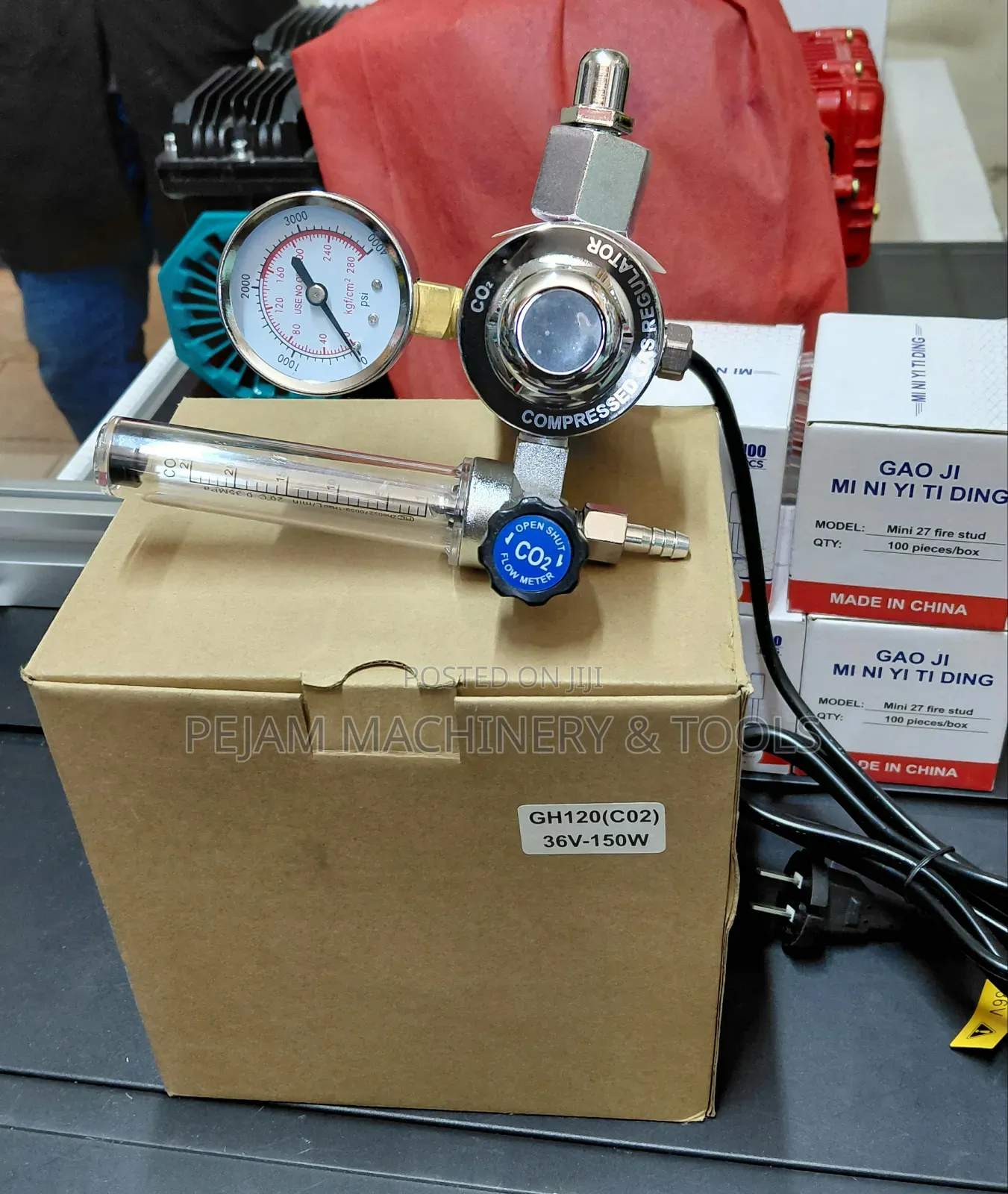 CO2 Compressed Gas Regulator With a Flowmeter and Pressure Gauge