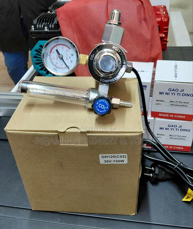 CO2 Compressed Gas Regulator With a Flowmeter and Pressure Gauge