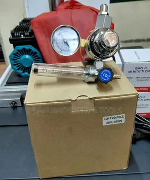 CO2 Compressed Gas Regulator With a Flowmeter and Pressure Gauge