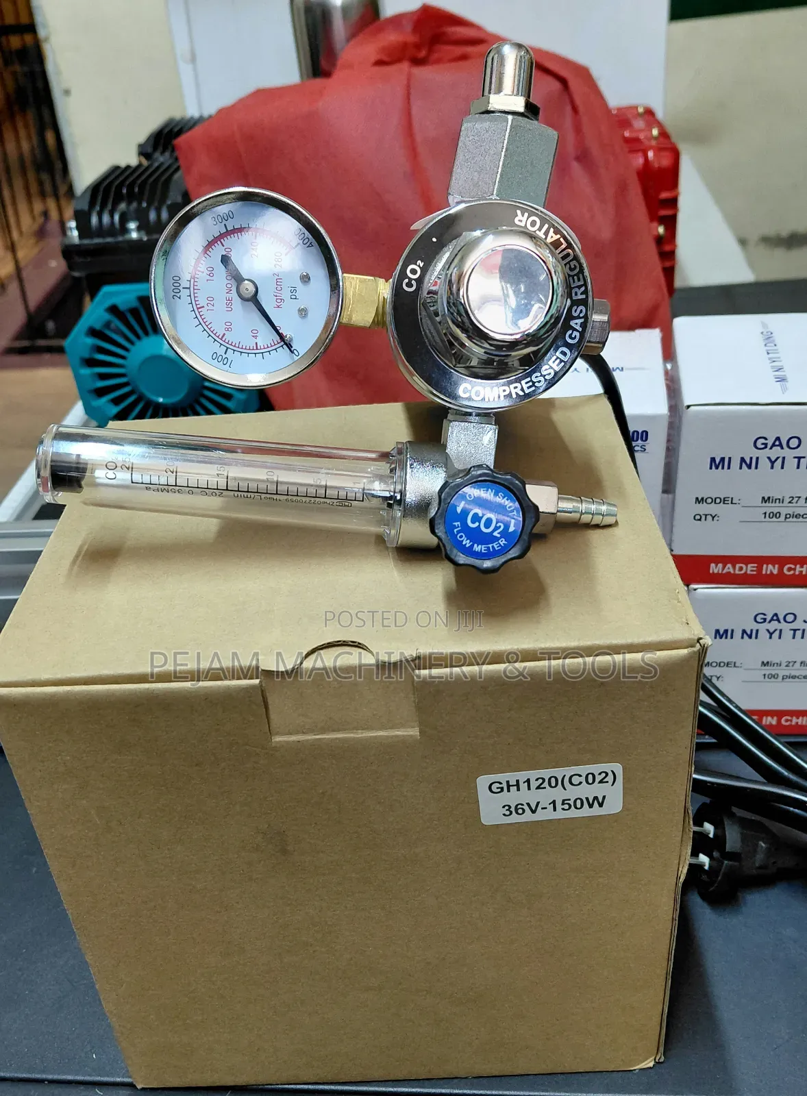 CO2 Compressed Gas Regulator With a Flowmeter and Pressure Gauge