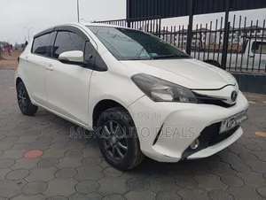 Toyota Vitz 1.0 FWD 5dr 2015 White