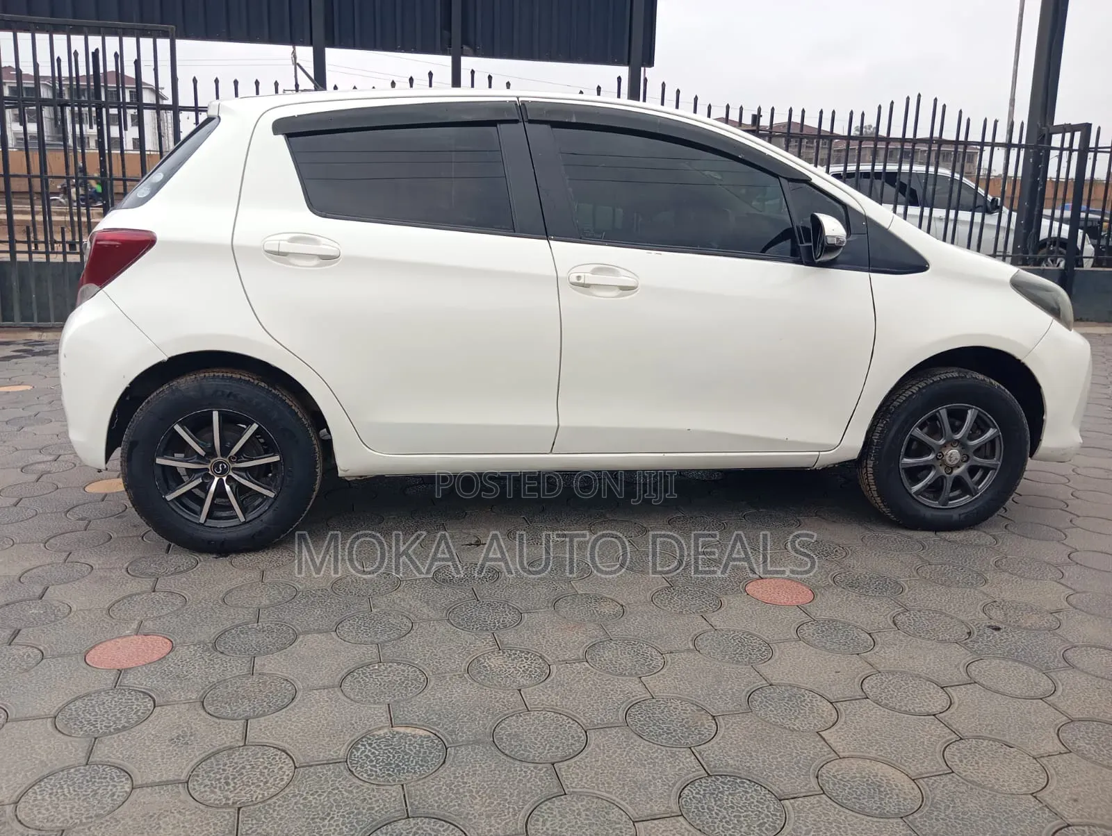 Toyota Vitz 1.0 FWD 5dr 2015 White