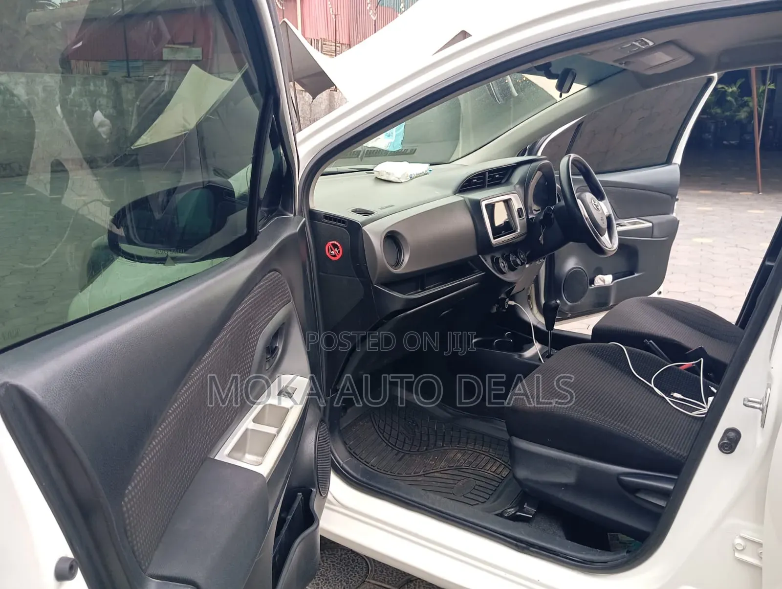 Toyota Vitz 1.0 FWD 5dr 2015 White