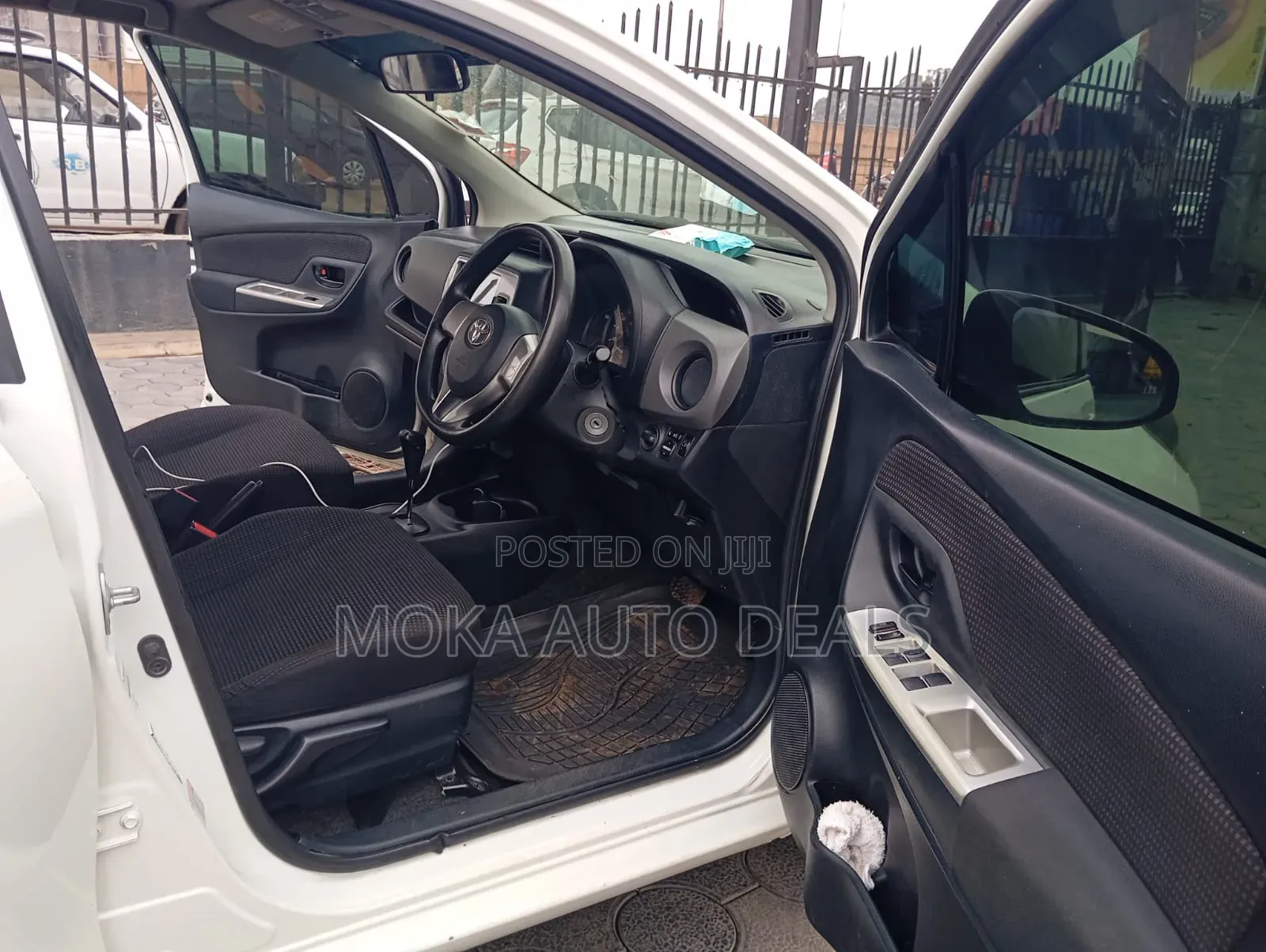 Toyota Vitz 1.0 FWD 5dr 2015 White