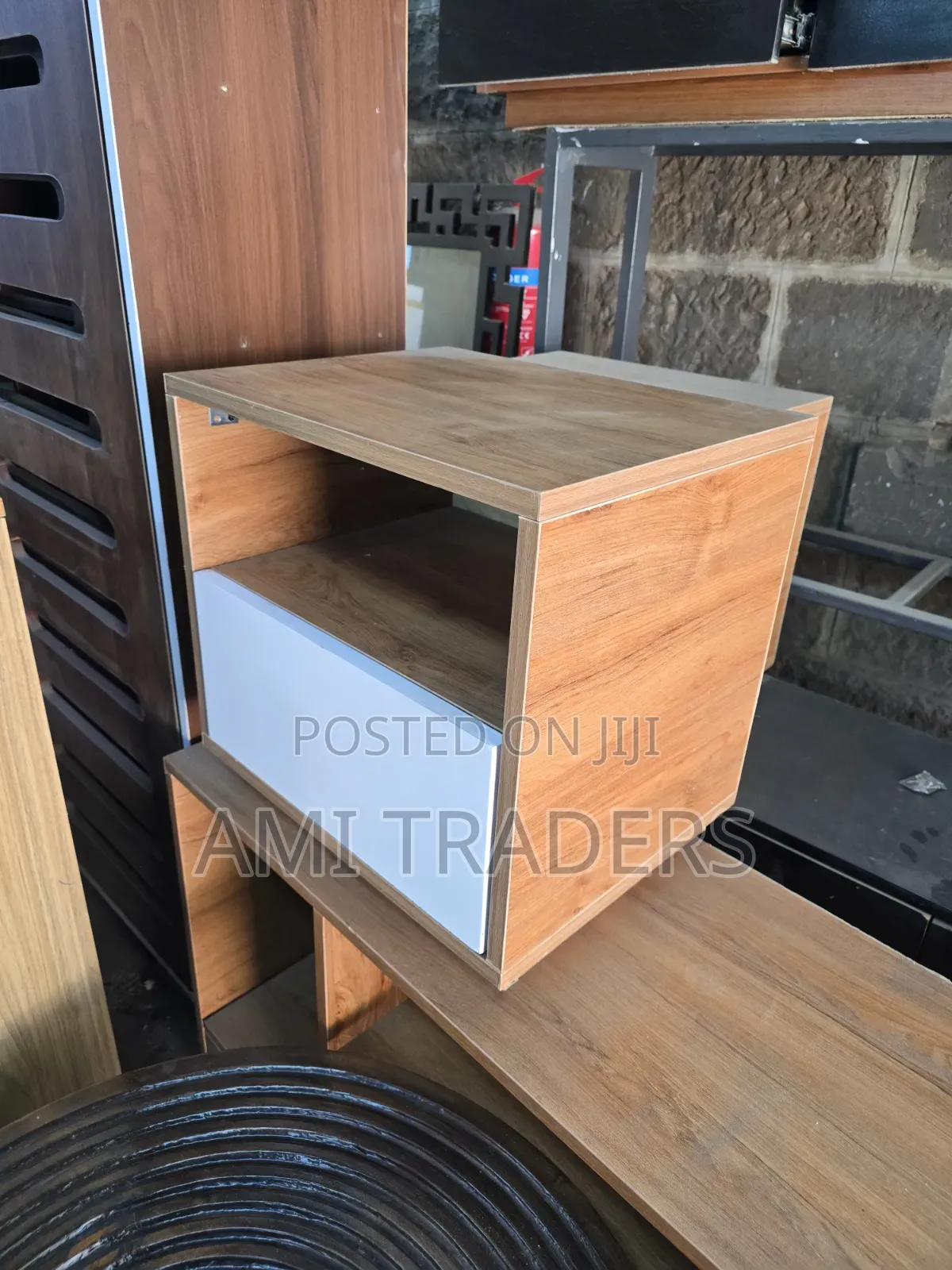 Coffee Table (33sq)
