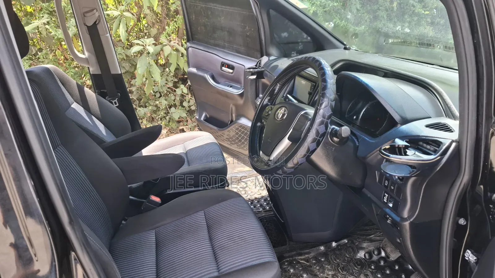 Toyota Noah 2.0 FWD (6 Seater) 2015 Black