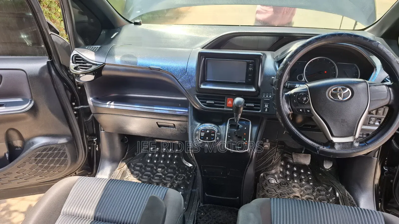 Toyota Noah 2.0 FWD (6 Seater) 2015 Black