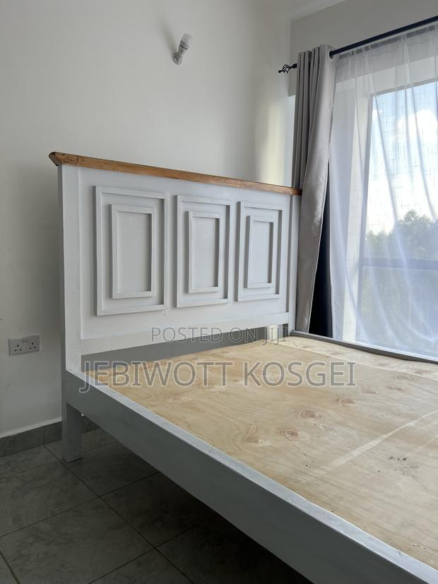 5’6 Panel Bed (Slightly Used) - main view