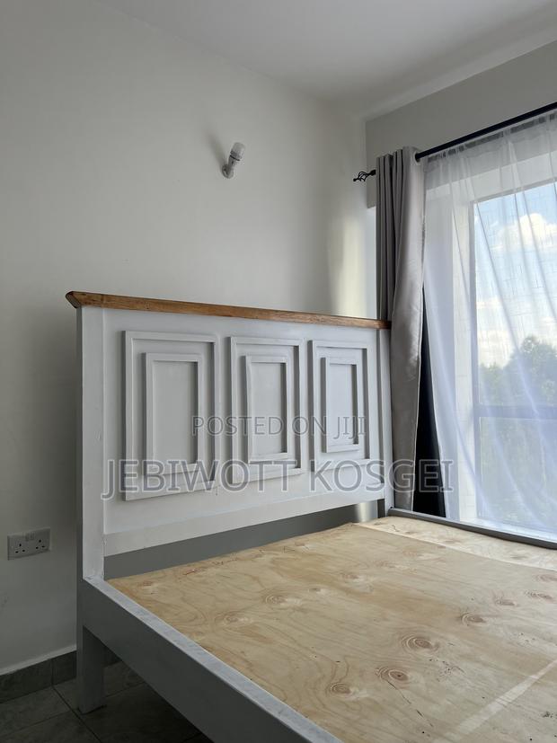 5’6 Panel Bed (Slightly Used) - thumbnail 4