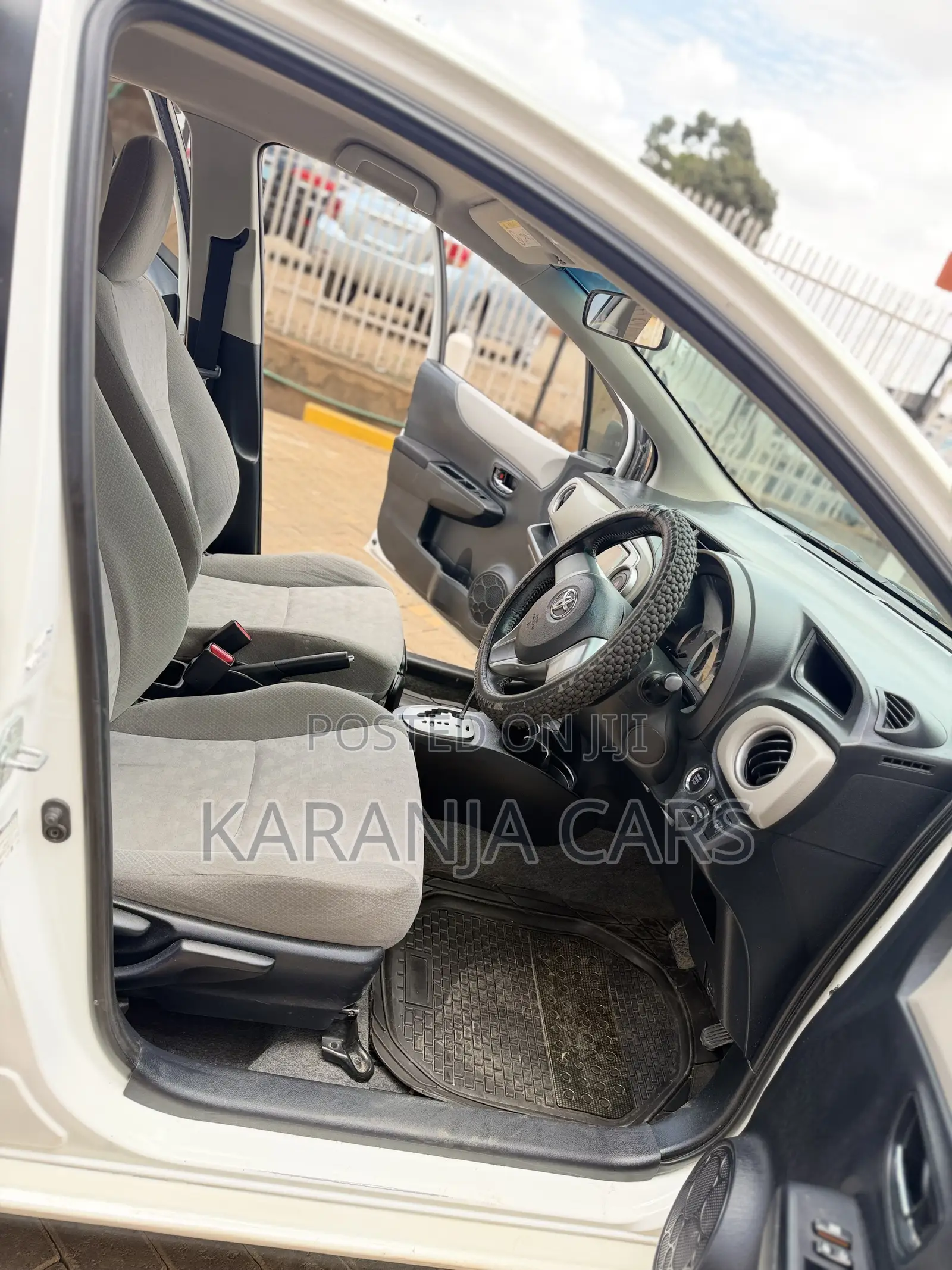 Toyota Vitz 1.3 FWD 5dr 2013 White