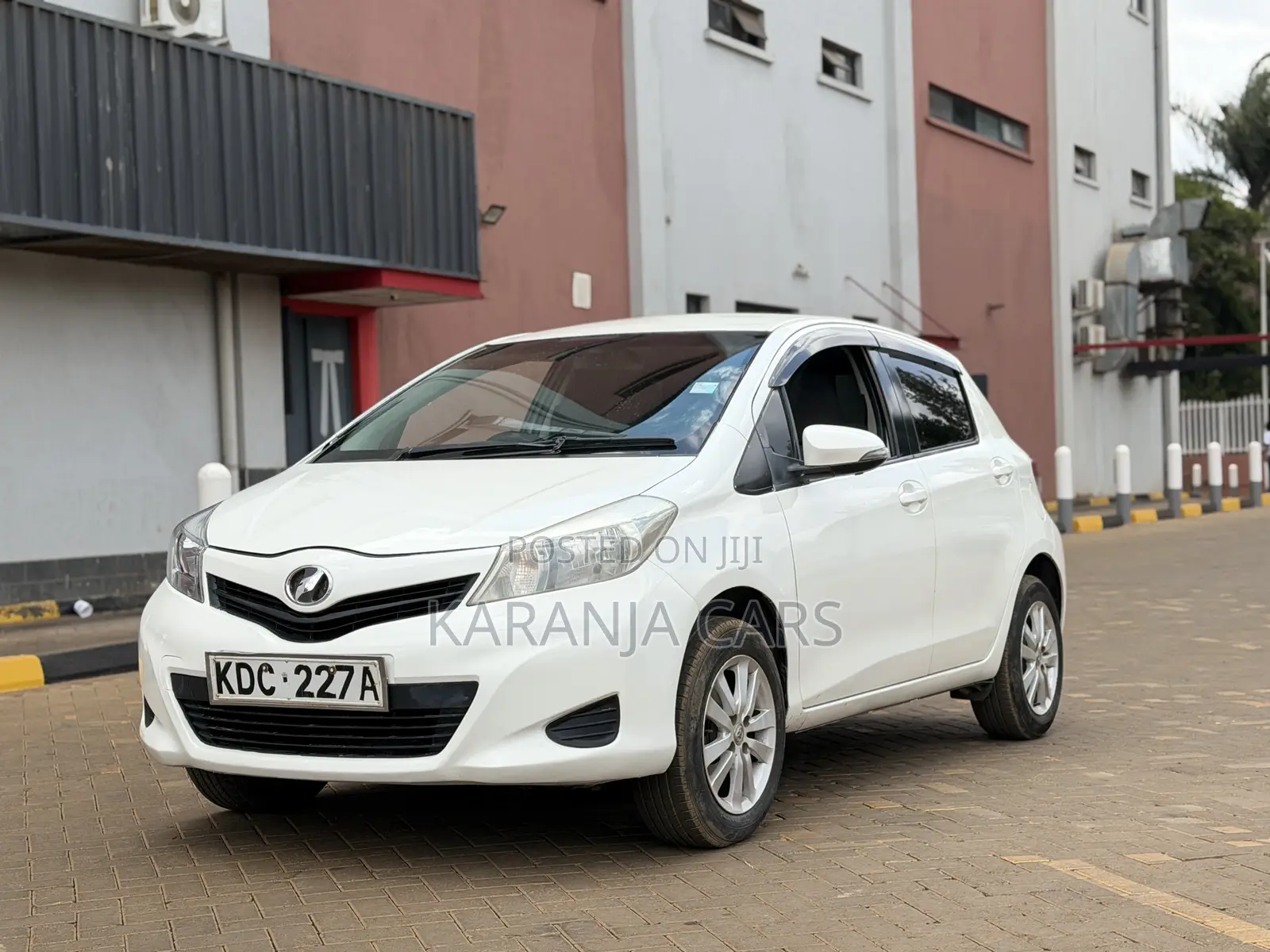 Toyota Vitz 1.3 FWD 5dr 2013 White