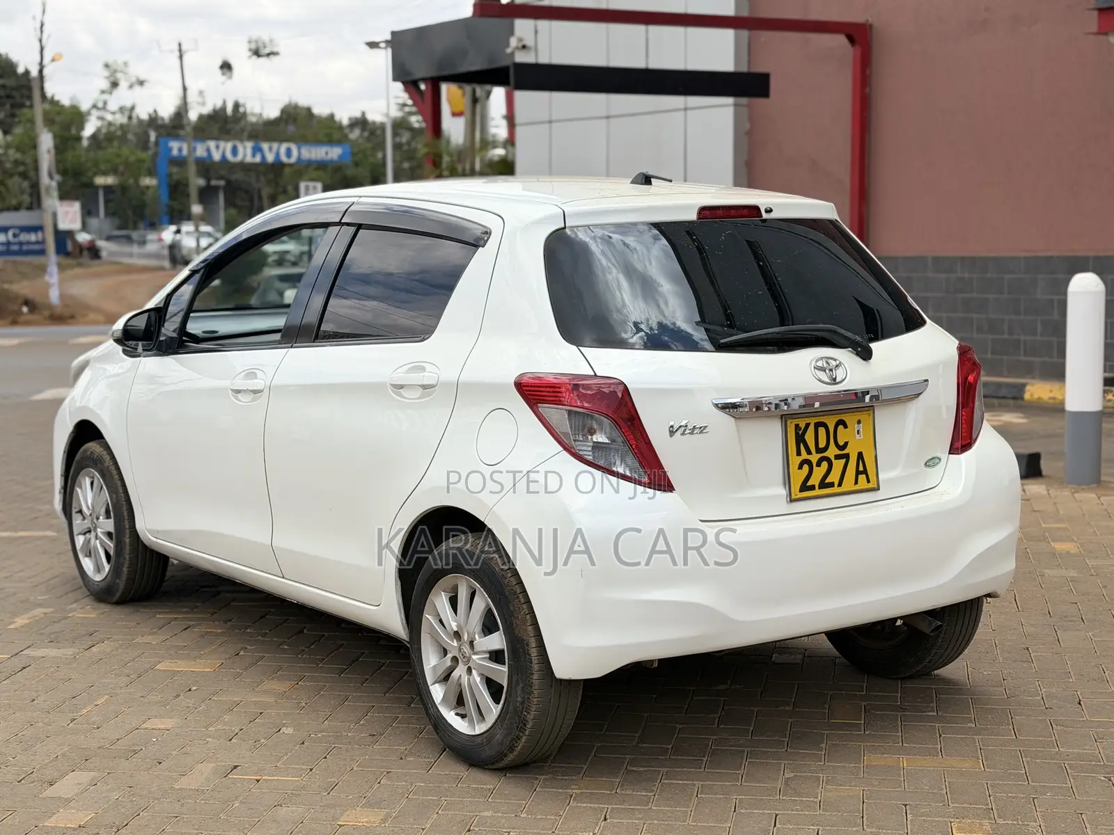 Toyota Vitz 1.3 FWD 5dr 2013 White
