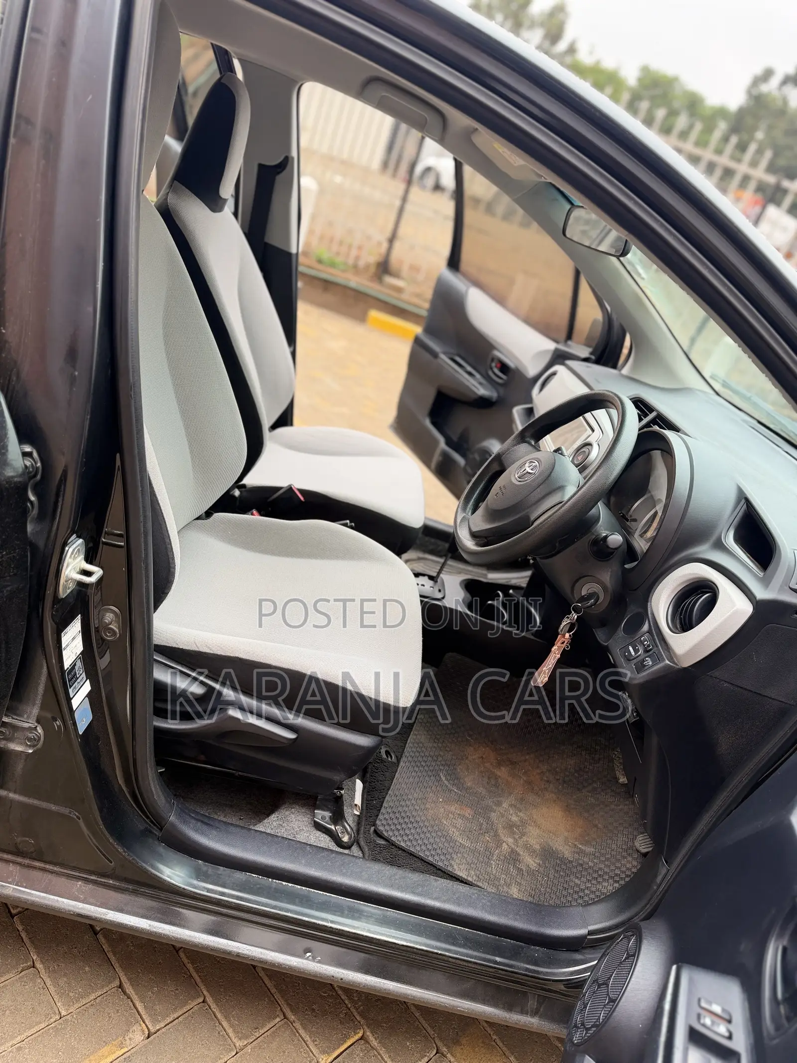 Toyota Vitz 1.0 FWD 5dr 2013 Black