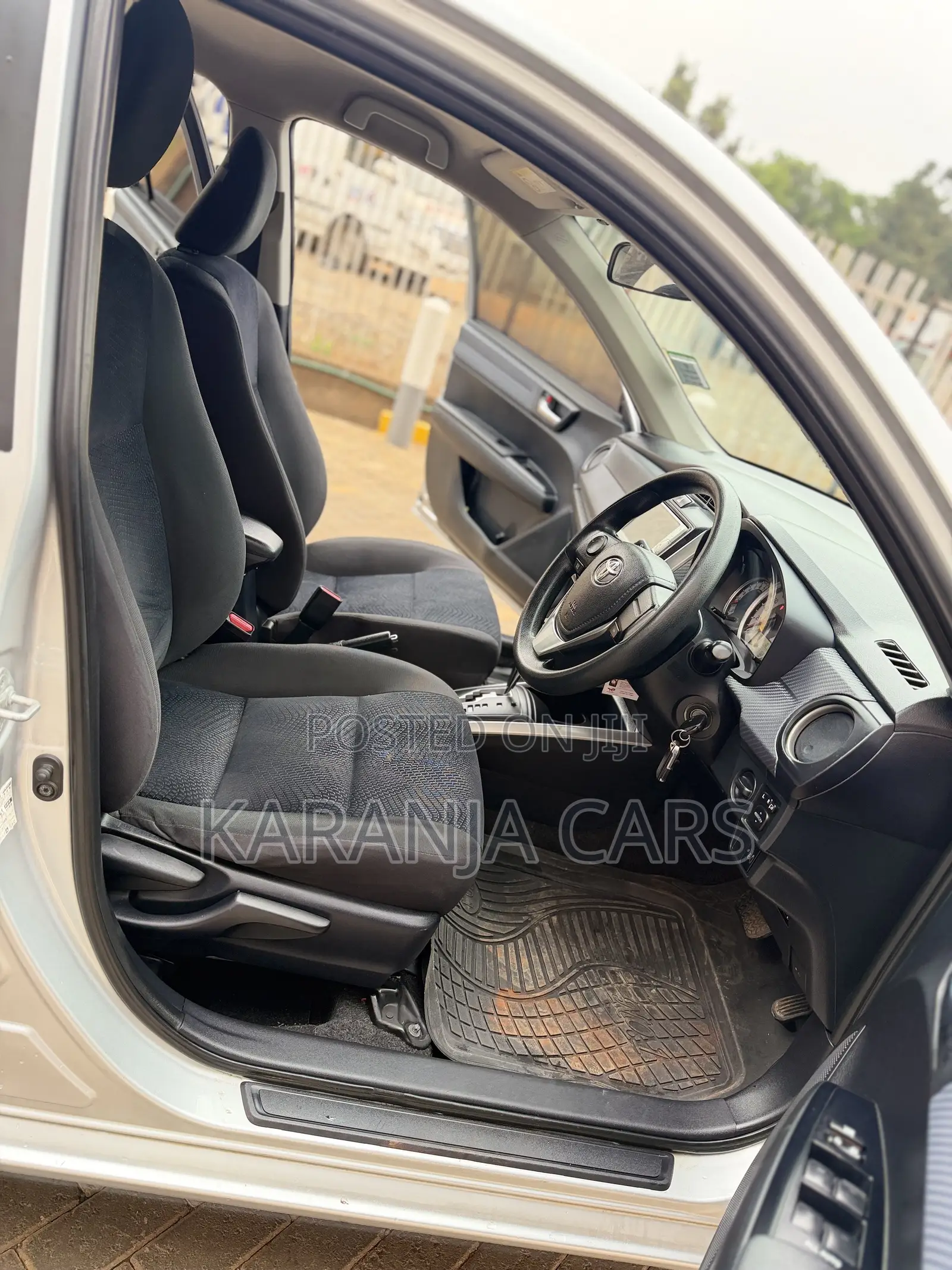 Toyota Corolla Fielder 1.5 Petrol FWD 2014 Silver