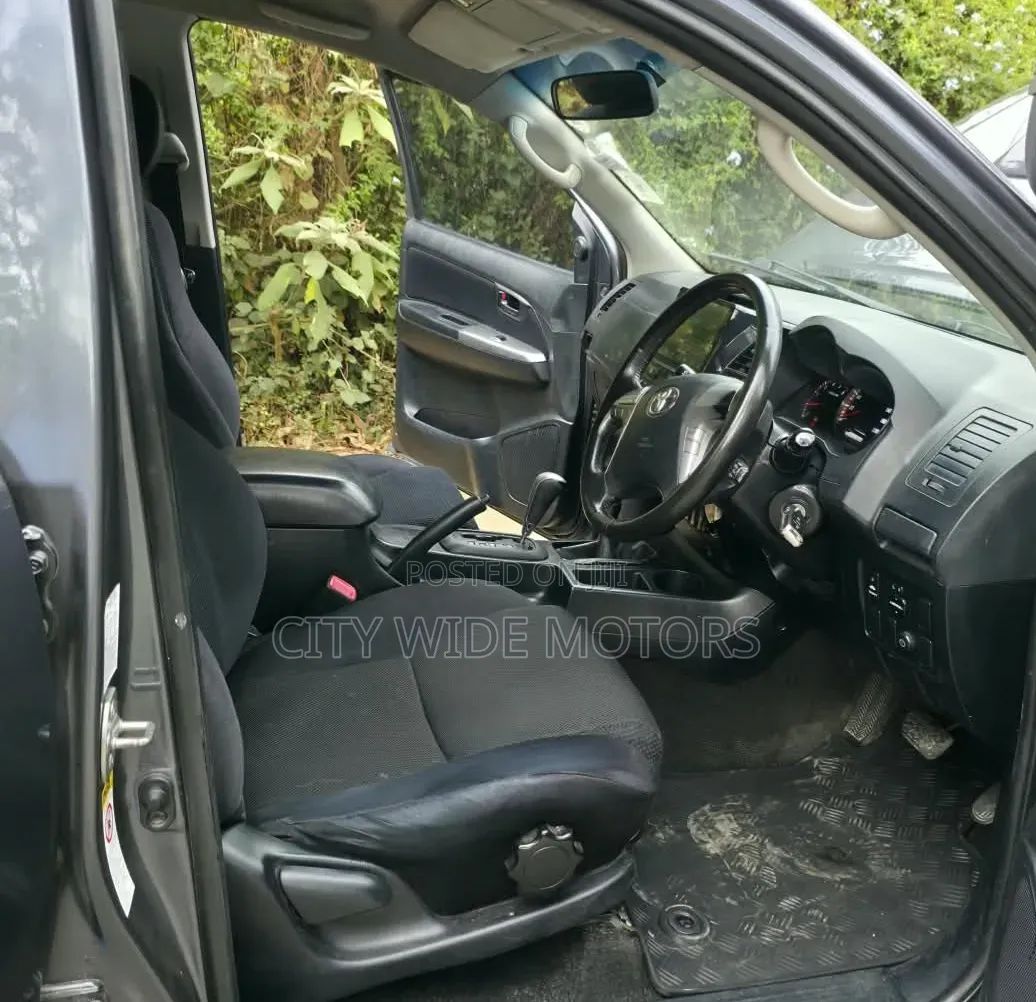 Toyota Hilux 2014 Gray