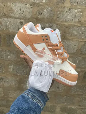 SB Dunk Low Light Cognac Sneakers,