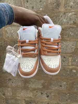 SB Dunk Low Light Cognac Sneakers,