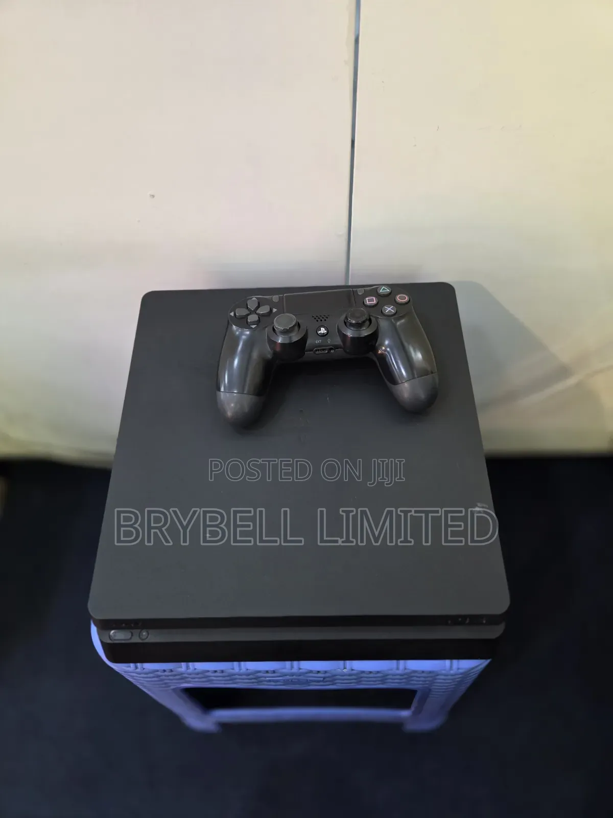Ps4 Slim Chipped 1tb Ex Uk With 1 Controller and 1 Game