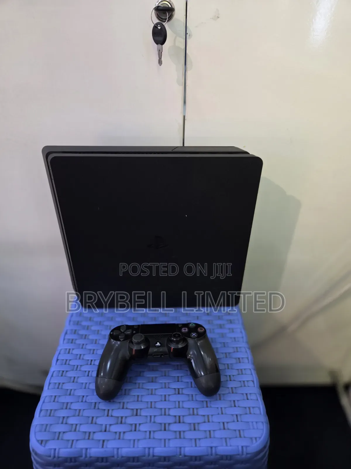 Ps4 Slim Chipped 1tb Ex Uk With 1 Controller and 1 Game
