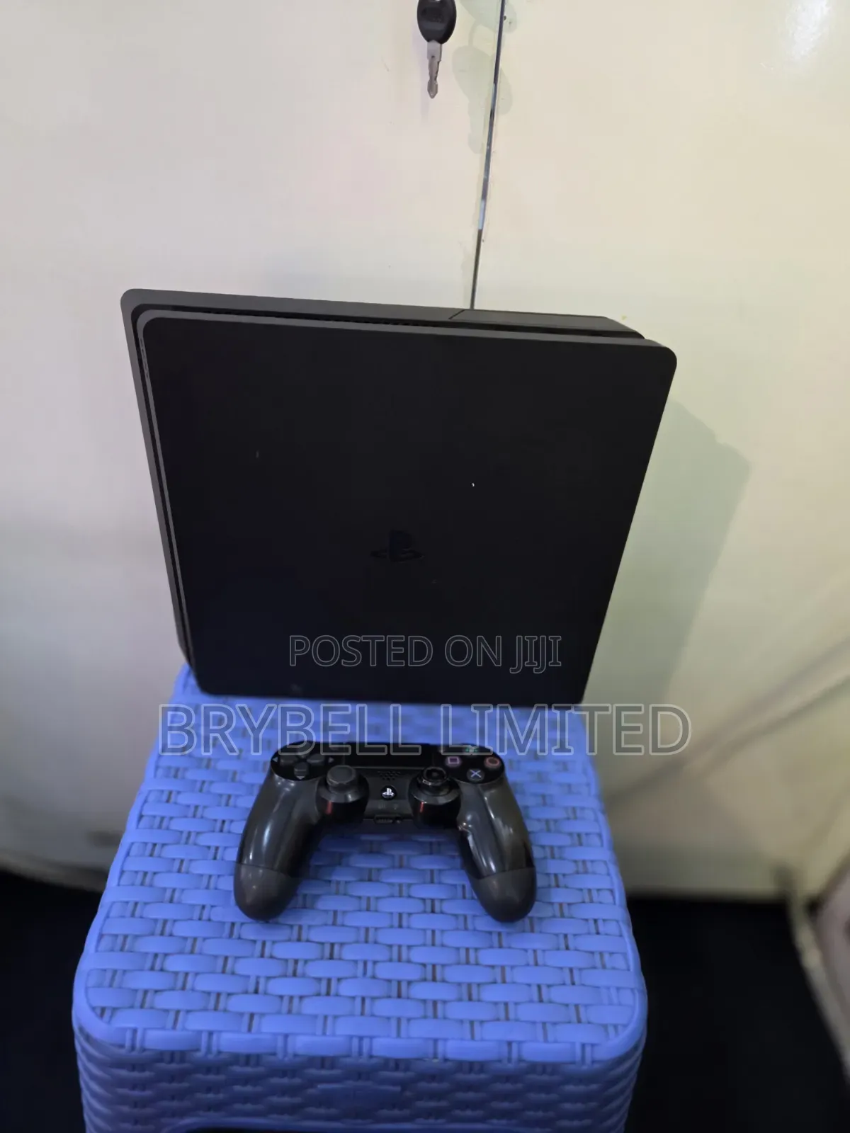 Ps4 Slim Chipped 1tb Ex Uk With 1 Controller and 1 Game
