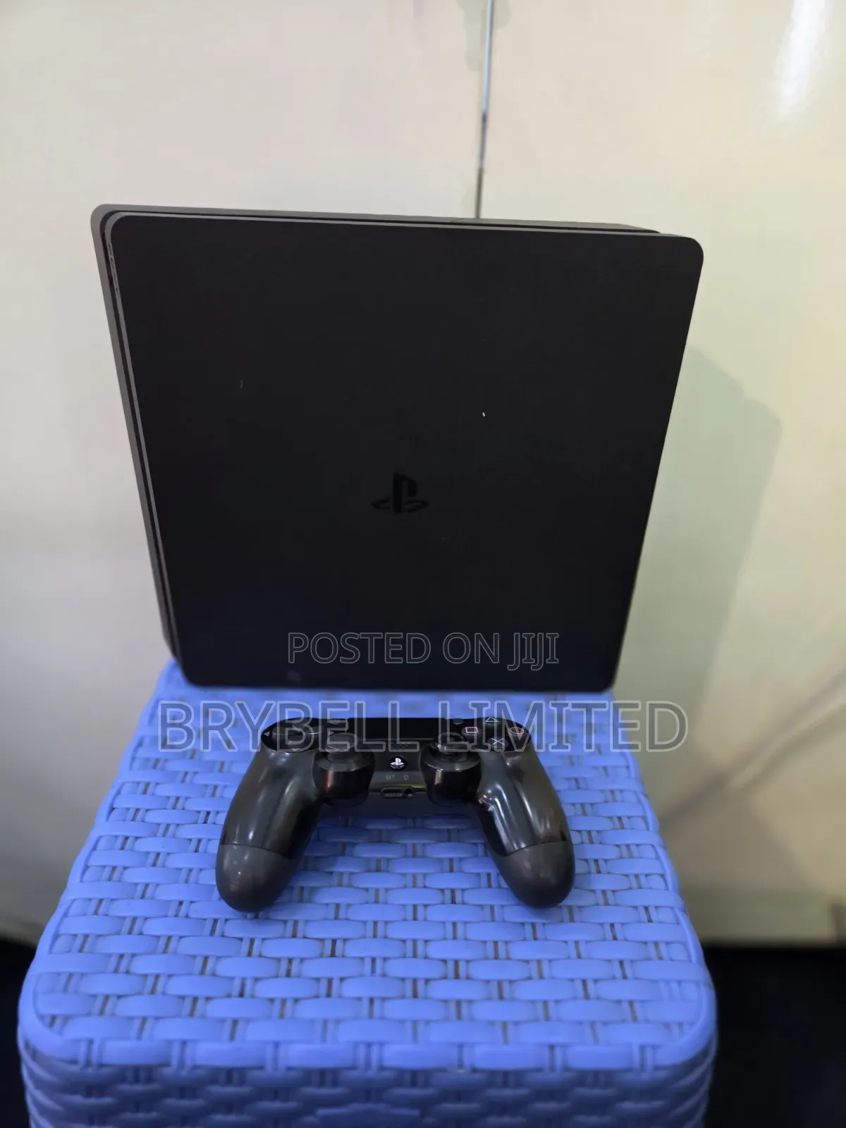 Ps4 Slim Chipped 1tb Ex Uk With 1 Controller and 1 Game