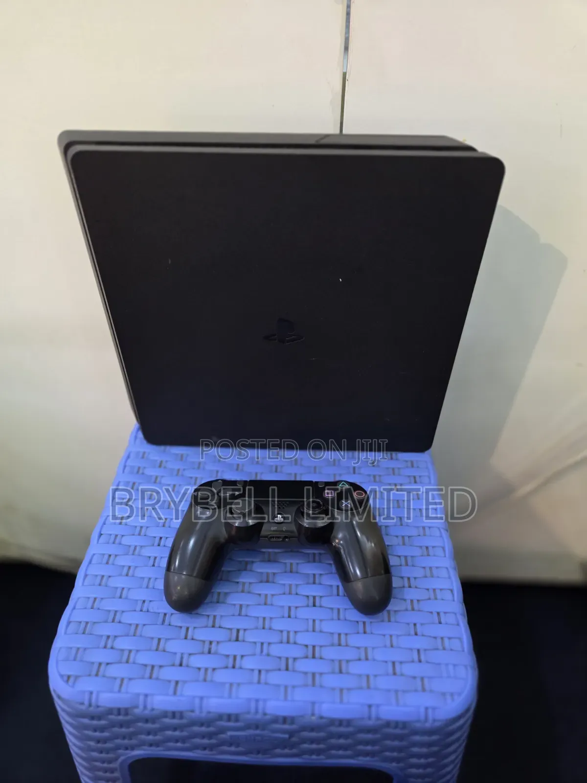 Ps4 Slim Chipped 1tb Ex Uk With 1 Controller and 1 Game