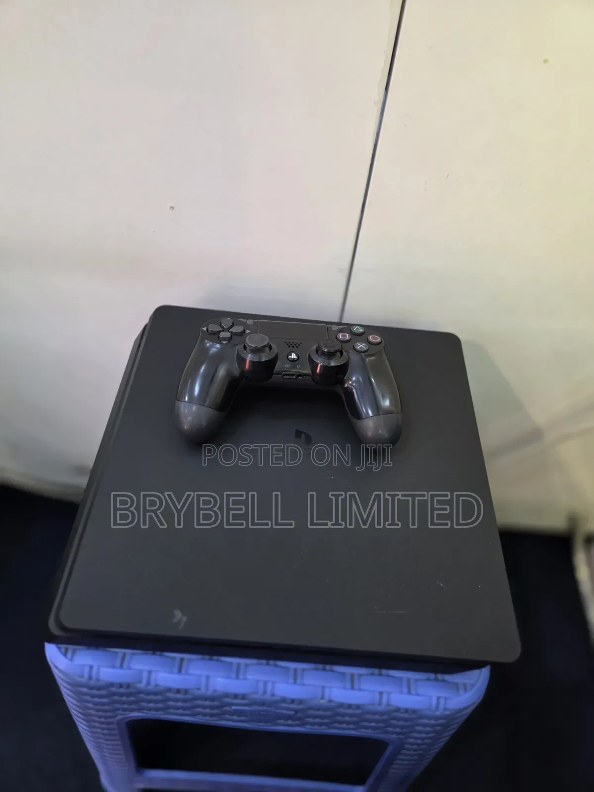 Ps4 Slim Chipped 1tb Ex Uk With 1 Controller and 1 Game