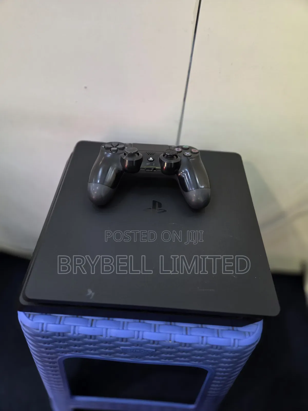 Ps4 Slim Chipped 1tb Ex Uk With 1 Controller and 1 Game