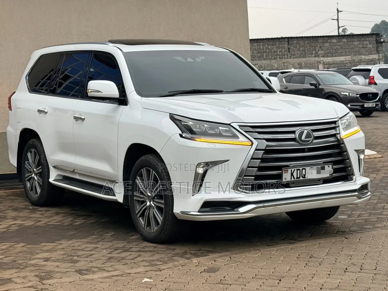 Lexus LX 570 AWD 2017 White