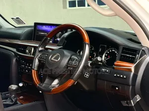 Lexus LX 570 AWD 2017 White