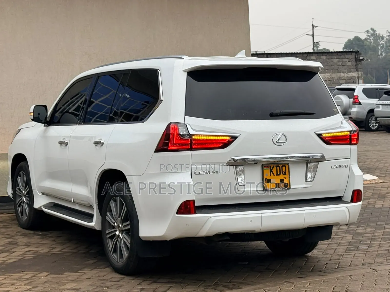 Lexus LX 570 AWD 2017 White