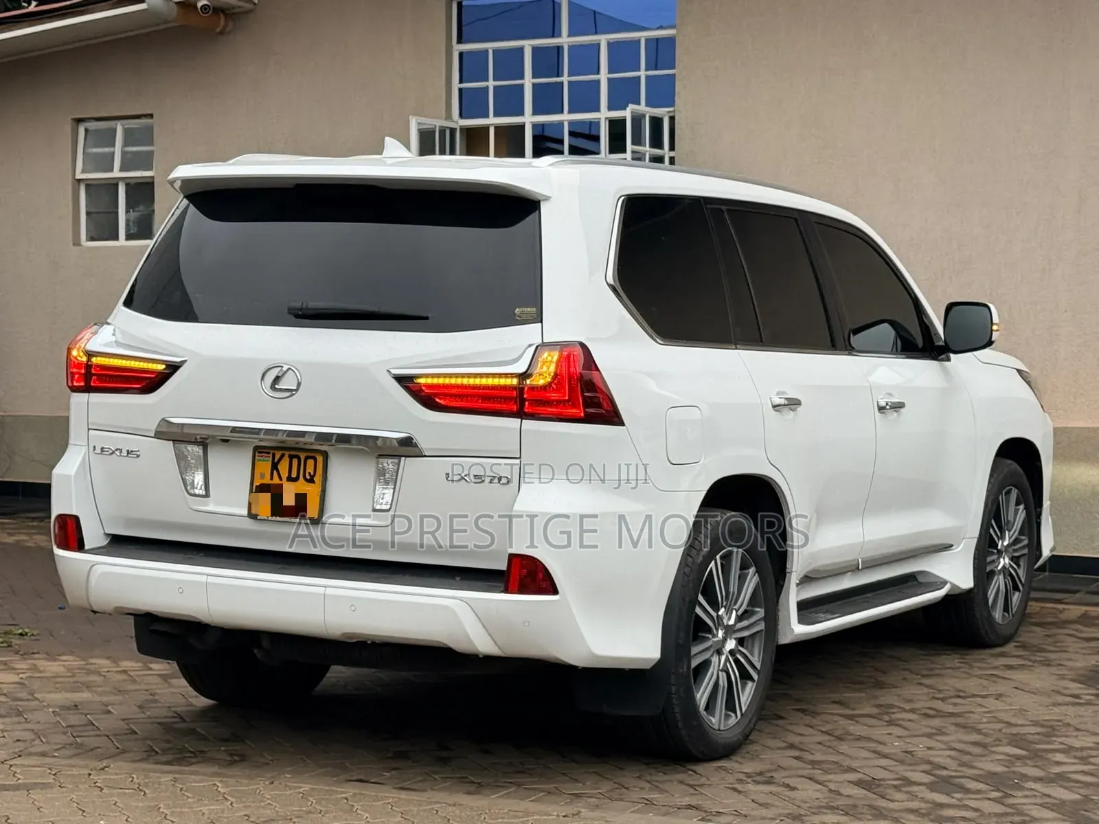 Lexus LX 570 AWD 2017 White