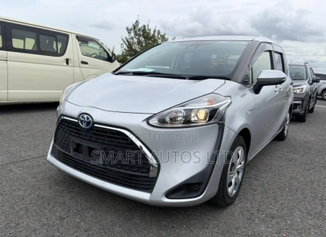 Toyota Sienta 1.5 Hybrid FWD 2019 Silver