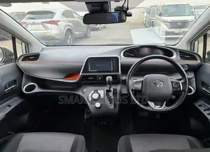 Toyota Sienta 1.5 Hybrid FWD 2019 Silver