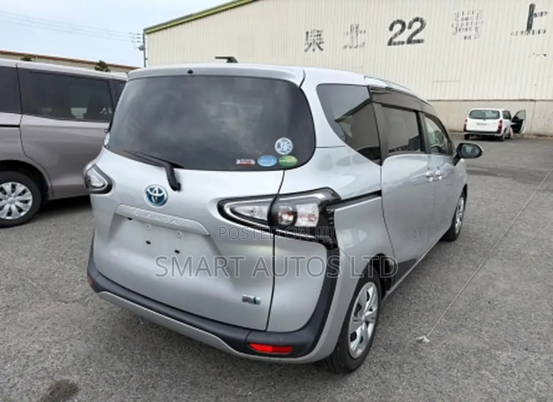 Toyota Sienta 1.5 Hybrid FWD 2019 Silver