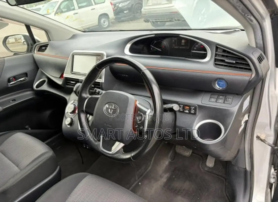 Toyota Sienta 1.5 Hybrid FWD 2019 Silver