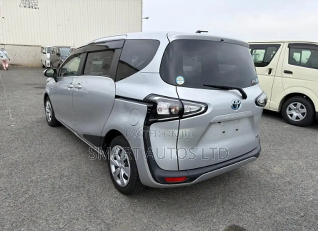 Toyota Sienta 1.5 Hybrid FWD 2019 Silver