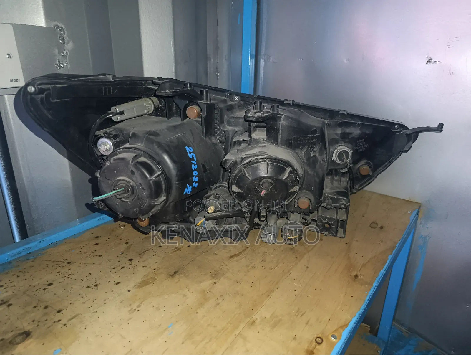 RVR Non-Xenon Headlight