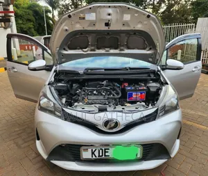 Toyota Vitz 2015 Silver