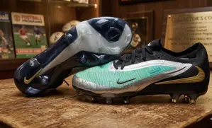 Size 30-35 (Kids ) Nike Jr. Phantom GX Academy