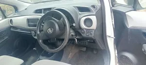 Toyota Vitz 1.0 FWD 5dr 2013 White